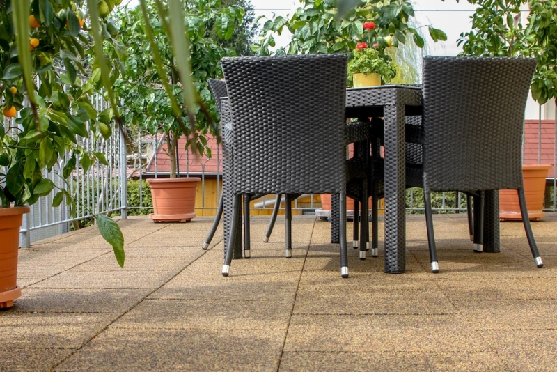 You can really feel at home and sit together in pleasant company on a Mediterranean-style roof terrace decorated with citrus trees and laid out with WARCO terrace tiles in the Rattan Lounge colour scheme.