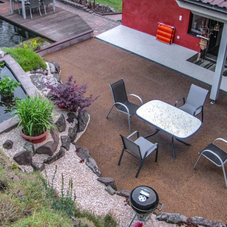 An idyllic oasis of well-being for the family between the hillside and the house. A spacious terrace made of WARCO slabs and a natural pond invite you to linger. The lushly overgrown embankment protection frames the family oasis.