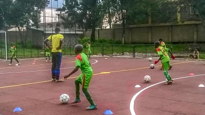Ballspielplatten von WARCO sind international bekannt für ihre gute Qualität und den hervorragenden Nutzungswert. Hier wurde ein Kleinspielfeld für das professionelle Fußballtraining von Nachwuchstalenten in Kenia mit Ballspielplatten von WARCO angelegt. Natürlich können auch Spielfeldmarkierungen dauerhaft auf den Ballspielplatten aus Gummigranulat aufgebracht werden.