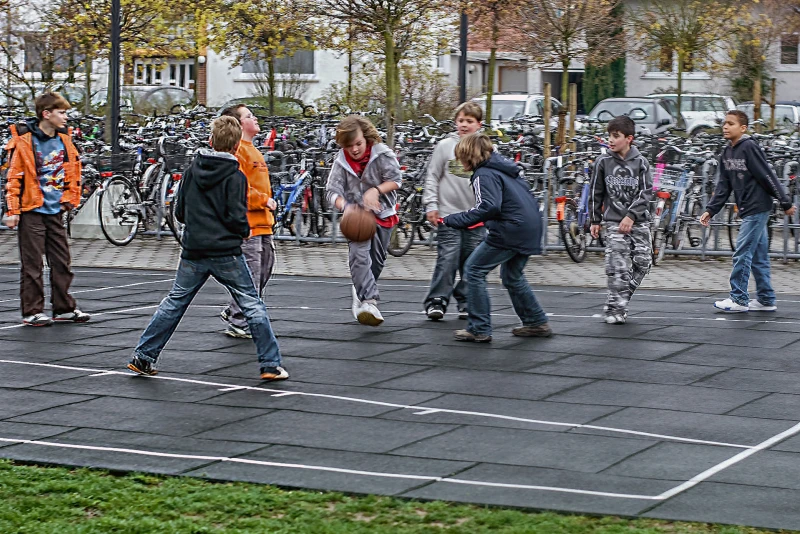 Am Rand vom Schulhof befindet sich ein Basketballfeld aus grünen Ballspielplatten von WARCO. Nicht nur in den Pausen, sondern auch nach der Schule wird der Outdoor-Basketballplatz von jugendlichen Spielern aktiv genutzt.