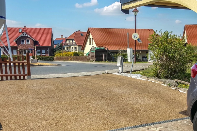 Driveway from the public road to a sloping garage, designed with rubber granulate slabs from WARCO.