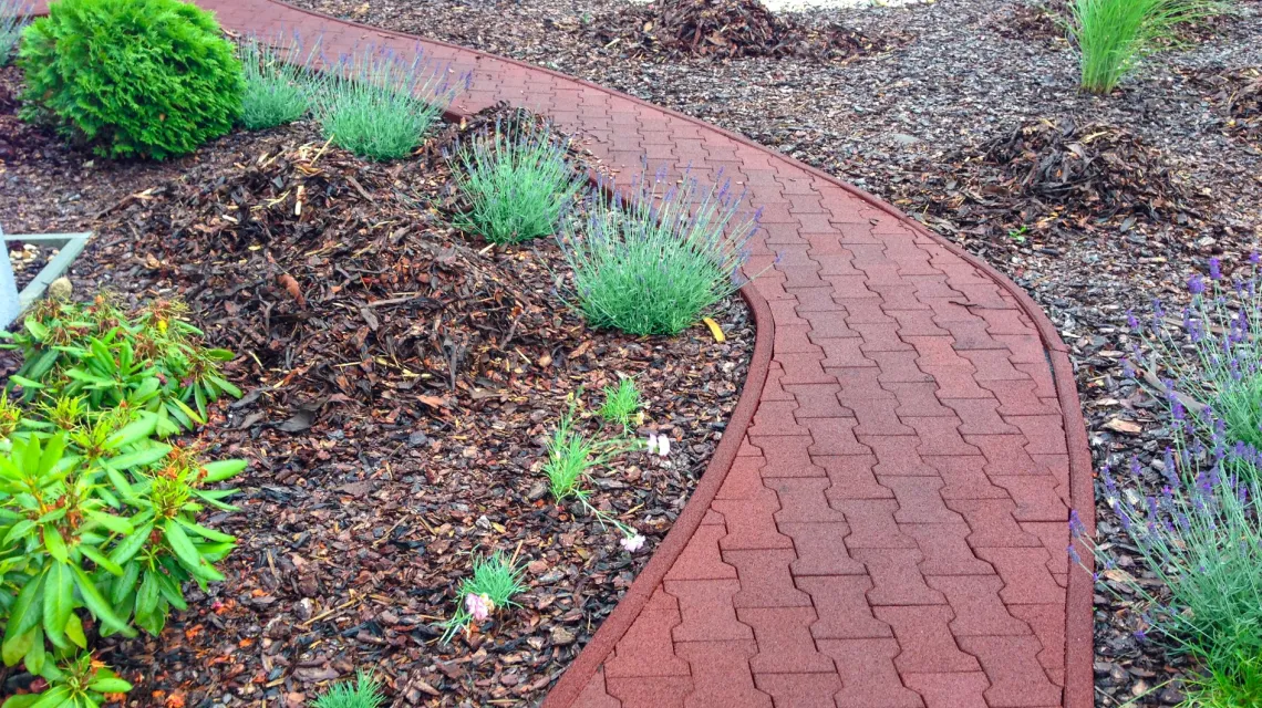 Beispielhafte Verlegung für den Artikel 0036 von WARCO - Rubber interlocking paver, Farbton Anthracite in der Abmessung 200 x 165 x 43 mm.