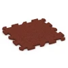 Interlocking playground safety tile von WARCO im Farbdesign Brick red mit den Abmessungen 50 x 50 x 2 cm | 0,25 m². Produktfoto von Artikel 6313 in der Aufsicht von schräg vorne.