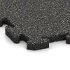 Detailaufnahme der Randausprägung von WARCO-Produkt 2624, Outdoor tile, Format 50 x 50 x 3 cm | 0,25 m², Farbe Dark Grey Granite.