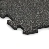 Detailaufnahme der Randausprägung von WARCO-Produkt 4209, Sports flooring tile 1.8 cm, Format 500 x 500 x 18 mm, Farbe Dark Grey Granite.