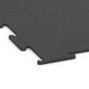 Detailaufnahme der Randausprägung von WARCO-Produkt 6449, Fitness Floor Compact, Format 100 × 100 × 0,8 cm, Farbe Anthracite.