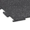 Detailaufnahme der Randausprägung von WARCO-Produkt 6452, Fitness Floor Compact, Format 100 × 100 × 0,8 cm, Farbe Light Grey Speckled.