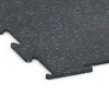 Detailaufnahme der Randausprägung von WARCO-Produkt 6457, Fitness Floor Compact, Format 50 × 50 × 0,8 cm, Farbe Light Blue Speckled.