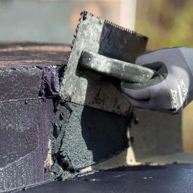 Detailaufnahme der Randausprägung von WARCO-Produkt 0034, ALLESDICHT – Waterproofing Coating, Format 3 kg | 0,9 m², Farbe Auburn.