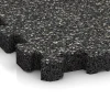 Detailaufnahme der Randausprägung von WARCO-Produkt 6104, Pool Decking Tile Seamless, Format 30,6 x 30,6 x 3 cm | 0,094 m², Farbe Dark Grey Granite.