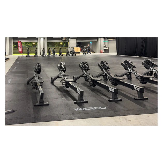 Detailaufnahme der Randausprägung von WARCO-Produkt 6191, Rental Floor Fitness Performance Elite, Format 15 × 20 m | 300 m², Farbe Anthracite.