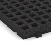 Detailaufnahme der Randausprägung von WARCO-Produkt 6114, Playground safety mat with grid structure, Format 100 × 50 × 6,5 cm, Farbe Anthracite.