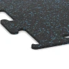 Detailaufnahme der Randausprägung von WARCO-Produkt 3754, Fitness Performance Elite Training Floor, Format 100 x 100 x 1 cm | 1,00 m², Farbe Light Blue Speckled.