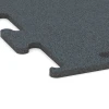 Detailaufnahme der Randausprägung von WARCO-Produkt 6159, Fitness Performance Elite Training Floor, Format 100 x 100 x 1,5 cm | 1,00 m², Farbe Fern Green.