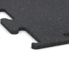 Detailaufnahme der Randausprägung von WARCO-Produkt 3757, Fitness Performance Elite Training Floor, Format 100 x 100 x 1,5 cm | 1,00 m², Farbe Light Red Speckled.