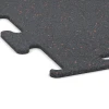 Detailaufnahme der Randausprägung von WARCO-Produkt 3765, Fitness Performance Elite Training Floor, Format 50 x 50 x 1 cm | 0,25 m², Farbe Light Red Speckled.