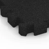 Detailaufnahme der Randausprägung von WARCO-Produkt 6309, Interlocking playground safety tile, Format 50 x 50 x 6 cm | 0,25 m², Farbe Anthracite.