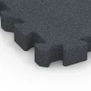 Detailaufnahme der Randausprägung von WARCO-Produkt 6319, Interlocking playground safety tile, Format 50 x 50 x 6 cm | 0,25 m², Farbe Slate grey.