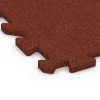 Detailaufnahme der Randausprägung von WARCO-Produkt 6313, Interlocking playground safety tile, Format 50 x 50 x 2 cm | 0,25 m², Farbe Brick red.