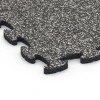 Detailaufnahme der Randausprägung von WARCO-Produkt 6778, Gym Floor Tiles, Format 44,6 x 44,6 x 1,8 cm, Farbe Dark Grey Granite.
