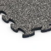 Detailaufnahme der Randausprägung von WARCO-Produkt 6859, Fitness Max Floor System, Format 44,6 x 44,6 x 1,8 cm, Farbe Dark Grey Granite.
