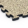 Detailaufnahme der Randausprägung von WARCO-Produkt 6883, Fitness Max Floor System, Format 44,6 x 44,6 × 2,8 cm, Farbe Travertine.