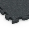 Detailaufnahme der Randausprägung von WARCO-Produkt 6964, Fitness Premium Performance Flooring, Format 28,9 x 28,9 x 1,8 cm, Farbe Anthracite.
