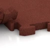 Großaufnahme vom Verbindungssystem von WARCO-Boden 6080 - Outdoor Event Click Tile im Farbdesign Brick red. Abmessungen 100 x 100 x 4 cm | 1,00 m².