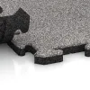 Großaufnahme vom Verbindungssystem von WARCO-Boden 4544 - Rubber sports surface HD im Farbdesign Grey Melange. Abmessungen 500 x 500 x 30 mm.