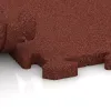 Großaufnahme vom Verbindungssystem von WARCO-Boden 2768 - Interlocking playground safety tile im Farbdesign Brick red. Abmessungen 500 x 500 x 30 mm.