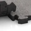 Großaufnahme vom Verbindungssystem von WARCO-Boden 4563 - Rubber sports surface HD im Farbdesign Grey Melange. Abmessungen 500 x 500 x 50 mm.