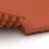 Großaufnahme vom Verbindungssystem von WARCO-Boden 3644 - Luxury stable mat im Farbdesign Brick red. Abmessungen 100 × 50 × 5,5 cm.