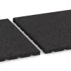 Großaufnahme vom Verbindungssystem von WARCO-Boden 0532 - Outdoor rubber tile im Farbdesign Anthracite. Abmessungen 500 x 500 x 25 mm.