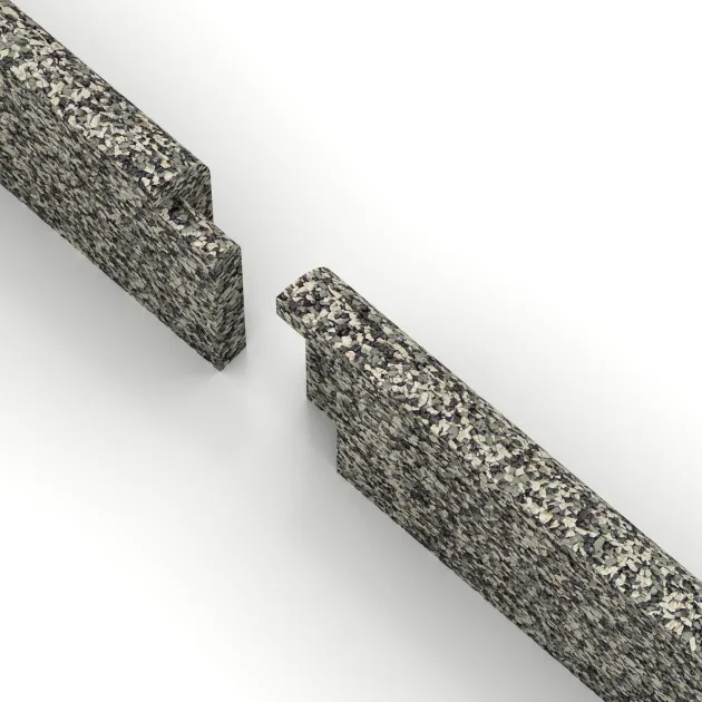 Großaufnahme vom Verbindungssystem von WARCO-Boden 2256 - Skirting Board im Farbdesign Light Granite. Abmessungen 750 x 80 x 20 mm.