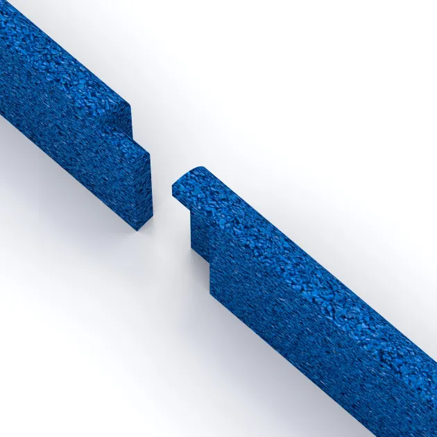 Großaufnahme vom Verbindungssystem von WARCO-Boden 4296 - Skirting Board im Farbdesign Gentian Blue. Abmessungen 750 x 80 x 20 mm.