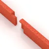 Großaufnahme vom Verbindungssystem von WARCO-Boden 4285 - Skirting Board im Farbdesign Bright Red-Orange. Abmessungen 750 x 80 x 20 mm.