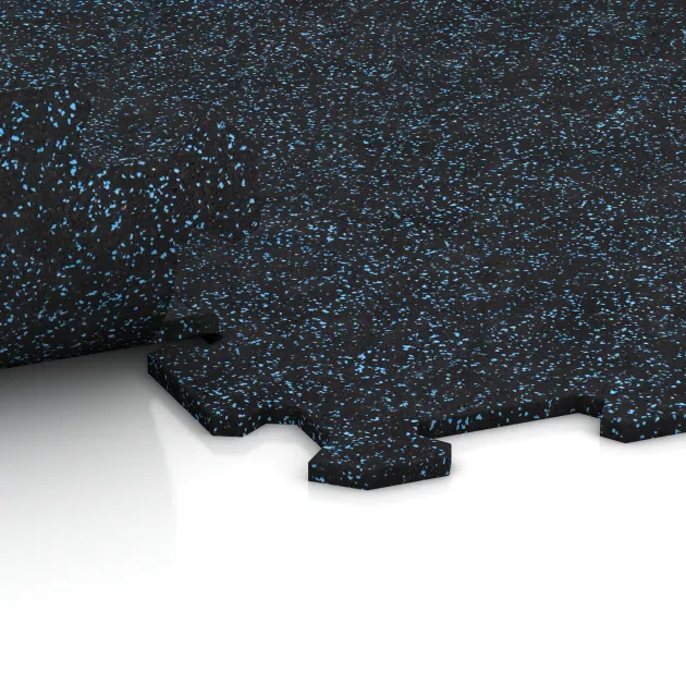 Großaufnahme vom Verbindungssystem von WARCO-Boden 1054 - Fitness Floor Compact im Farbdesign Light Blue Speckled. Abmessungen 970 x 970 x 8 mm.