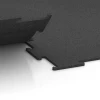 Großaufnahme vom Verbindungssystem von WARCO-Boden 6449 - Fitness Floor Compact im Farbdesign Anthracite. Abmessungen 100 × 100 × 0,8 cm.