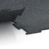 Großaufnahme vom Verbindungssystem von WARCO-Boden 6451 - Fitness Floor Compact im Farbdesign Light Blue Speckled. Abmessungen 100 × 100 × 0,8 cm.