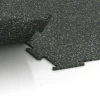 Großaufnahme vom Verbindungssystem von WARCO-Boden 6453 - Fitness Floor Compact im Farbdesign Light Green Speckled. Abmessungen 100 × 100 × 0,8 cm.