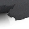 Großaufnahme vom Verbindungssystem von WARCO-Boden 6456 - Fitness Floor Compact im Farbdesign Light Red Speckled. Abmessungen 50 × 50 × 0,8 cm.