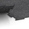Großaufnahme vom Verbindungssystem von WARCO-Boden 6458 - Fitness Floor Compact im Farbdesign Light Grey Speckled. Abmessungen 50 × 50 × 0,8 cm.