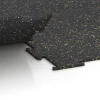 Großaufnahme vom Verbindungssystem von WARCO-Boden 6460 - Fitness Floor Compact im Farbdesign Light Yellow Speckled. Abmessungen 50 × 50 × 0,8 cm.