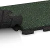 Großaufnahme vom Verbindungssystem von WARCO-Boden 1160 - Terrace tile Classic im Farbdesign English Lawn. Abmessungen 500 x 500 x 30 mm.