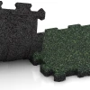 Großaufnahme vom Verbindungssystem von WARCO-Boden 3730 - Deck tile im Farbdesign English Lawn. Abmessungen 306 x 306 x 20 mm.