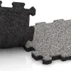 Großaufnahme vom Verbindungssystem von WARCO-Boden 4452 - Rubber click tile im Farbdesign Grey Melange. Abmessungen 306 x 306 x 20 mm.