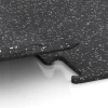 Großaufnahme vom Verbindungssystem von WARCO-Boden 3777 - Fitness Performance Elite Training Floor im Farbdesign Light Grey Speckled. Abmessungen 100 x 100 x 1,5 cm | 1,00 m².