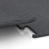 Großaufnahme vom Verbindungssystem von WARCO-Boden 3769 - Fitness Performance Elite Training Floor im Farbdesign Light Red Speckled. Abmessungen 50 x 50 x 1,5 cm | 0,25 m².