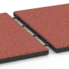 Großaufnahme vom Verbindungssystem von WARCO-Boden 6288 - Playground Safety Tiles im Farbdesign Tomato red. Abmessungen 50 x 50 x 3 cm | 0,25 m².