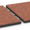 Großaufnahme vom Verbindungssystem von WARCO-Boden 6417 - Playground safety tile – CFH 90 cm im Farbdesign Embers. Abmessungen 50 x 50 x 3 cm | 0,25 m².